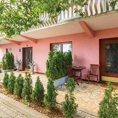 Apartmán Cozy Studio In Valtursko Polje With Kitchen
