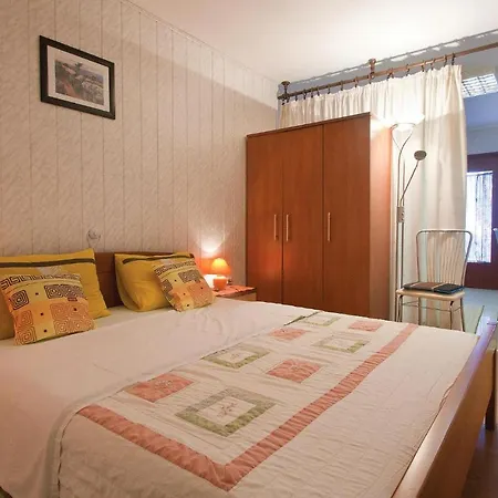 Cozy Studio In Valtursko Polje With Kitchen Apartmán Pula